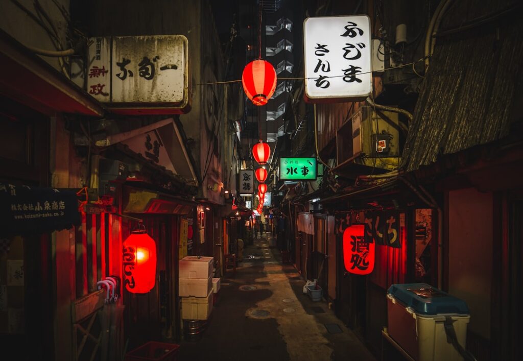 夜の東京の路地と灯り