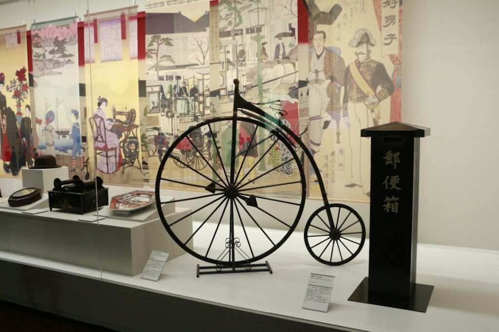 歴史資料が展示された博物館の展示室