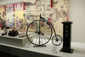 歴史資料が展示された博物館の展示室