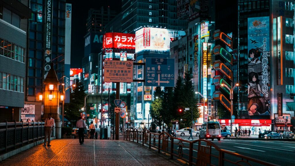 新宿の夜の街並みと光