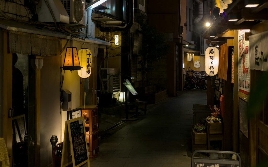 大阪の夜の路地と街の灯り